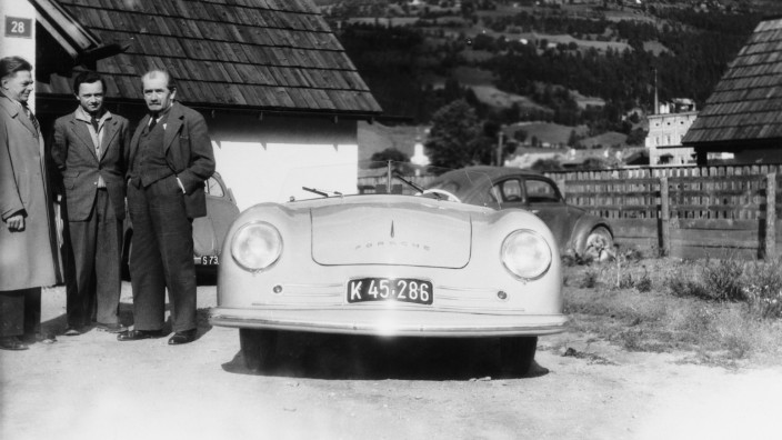 Erwin Komenda (links), Ferry Porsche (Mitte), Ferdinand Porsche (rechts) mit dem 356 No. 1