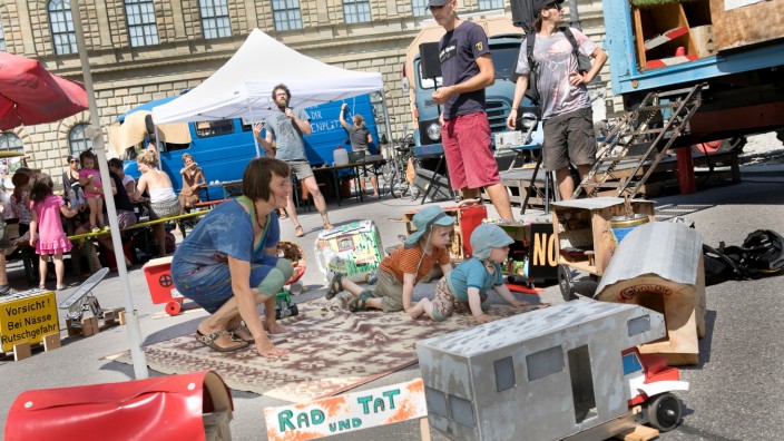 die drei Münchner Wagenburgen demonstrieren auf dem Max-Josef-Platz, weil sie sich durch viele Regeln, Bürokratie usw. aus der Stadt gedrängt fühlen.