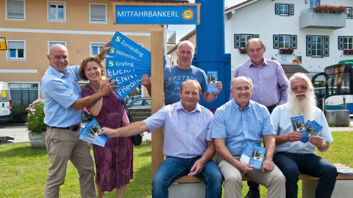 Beitrag zur Mobilität: Hans Gröbmayr, Renate Glaser, Johann Huber Josef Oswald, Willi Mirus (vorne, von links) sowie Peter Hertrampf und Ernst Eberherr (hinten, von links) sind stolz auf ihr neues Bankerl-Netz.
