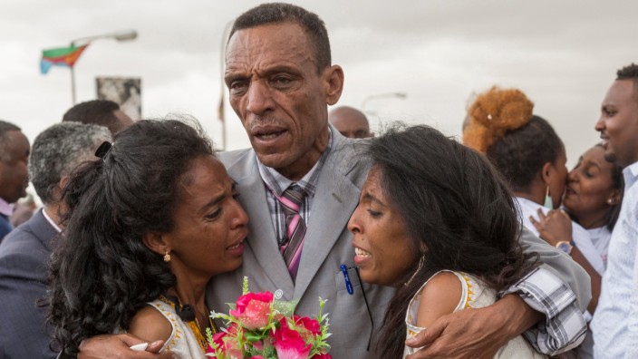 Frieden in Eritrea: Wiedersehen nach 16 Jahren am Flughafen in Asmara: Der äthiopische Journalist Adisalem Abu umarmt seine Töchter.