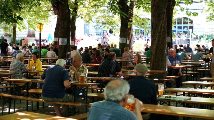 Hofbräukeller: Im Biergarten am Wiener Platz sitzt man gemütlich im Schatten.