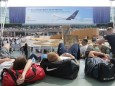 Reisende warten im Terminal 2 am Flughafen München.