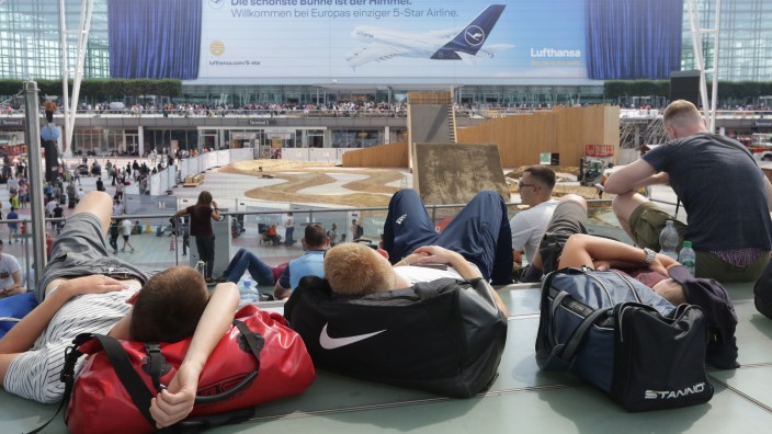 Reisende warten im Terminal 2 am Flughafen München.