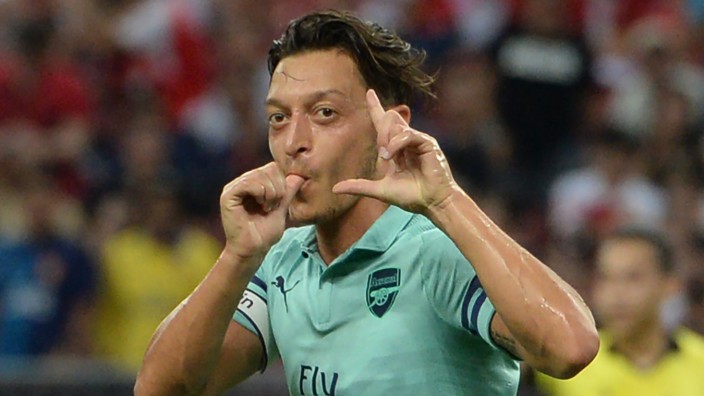 FC Arsenal: Mesut Özil jubelt nach einem Treffer beim Champions Cup 2018