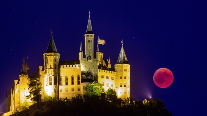 DEU Deutschland Bisingen Zimmern 27 07 2018 Der Blutmond geht auf hinter der Burg Hohenzollern