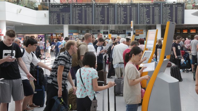 Flughafen München: Das Durcheinander im Terminal 2 werde sich wohl noch den ganzen Sonntag auswirken, schätzt ein Lufthansa-Sprecher am Nachmittag.