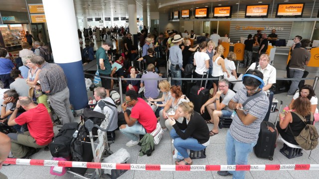 Flughafen München: Die leeren Kästen lassen sich dann bestens als Sitzgelegenheit in den langen Schlangen vor den Lufthansa-Schaltern nutzen.