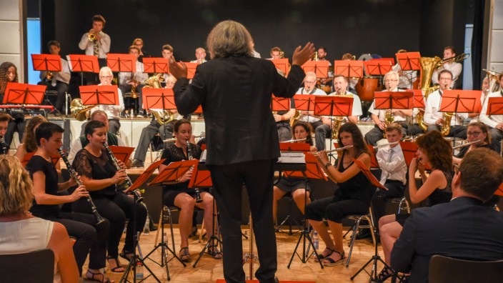 Konzert der Partnerstädte: Deutsch-französische Harmonie: Das gut fünfzigköpfige "Orchestre Jumelage", das von Christian Tomsu dirigiert wird, hat sein Repertoire im Griff.