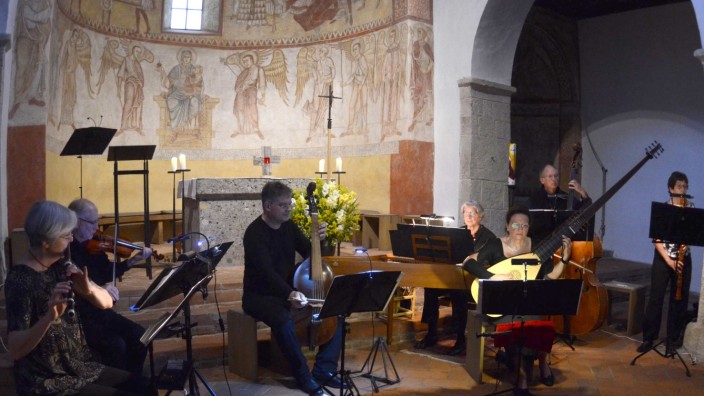 Konzert: Das Barockensemble aus Lohhof um Leiter Günter Holzhausen spielt ein Telemann-Portait im kirchlichen Ambiente der Basilika.