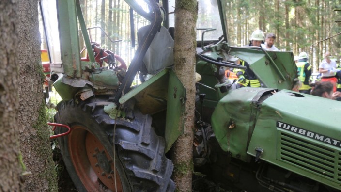 Traktor kracht gegen Baum