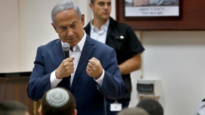 Nahost-Konflikt: Israels Premierminister bei einer Rede wehrpflichtigen Jugendlichen.