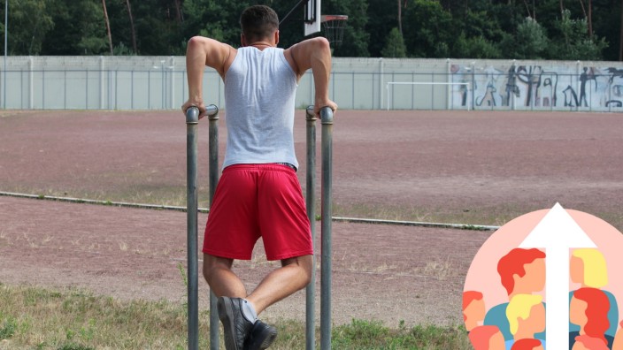 Sport im Gefängnis: Training mit Mauer-Blick: Am Sportplatz drückt sich Tom zwischen den Dip-Stangen hoch.