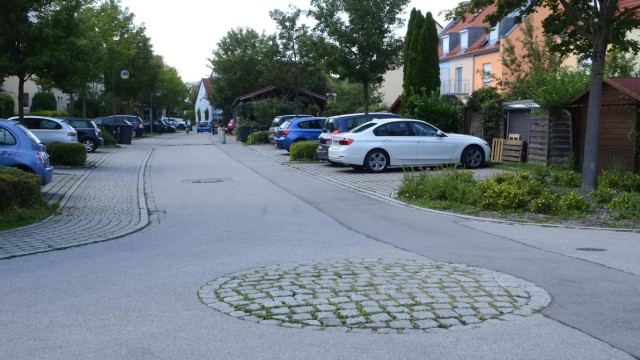 Grünanlagen: Die Kreisverkehre in Karlsfeld bieten ein eher tristes Bild: Nur graues Pflaster sieht man an der Karl-Theodor-Straße