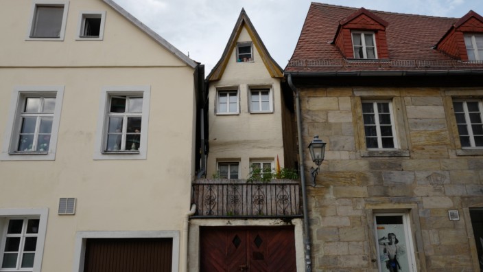 Hausbau: Platz ist in der kleinsten Hütte: Das Schwindsuchthäuschen, ein dreigeschossiger Putzbau mit Walmdach, ist das schmalste Wohnhaus in Bayreuth. Es wurde um 1750 erbaut. Auch heutzutage könnte der Eigenheimbau in vielen Fällen etwas bescheidener ausfallen.