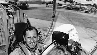 Günther Rall: Guenther Rall im Cockpit vor einem Testflug mit einem Phantom Kampfjet in St. Louis im Jahr 1971.