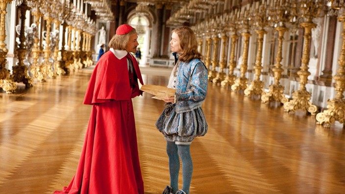 "Die drei Musketiere": Christoph Waltz als Kardinal Richelieu (links) und der englische Schauspieler Freddie Fox als König Louis beim Ränkespiel im Spiegelsaal. Der ist in König Ludwigs Schloss auf Herrenchiemsee, erbaut als "neues Versailles", sogar zwei Meter länger als das Original.