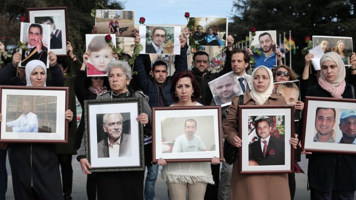 Syrien: Sie wollen die ganze Wahrheit über die Toten erfahren: Noura Ghazi (Mitte) demonstriert zusammen mit anderen Angehörigen Verschwundener vor dem Genfer UN-Sitz.