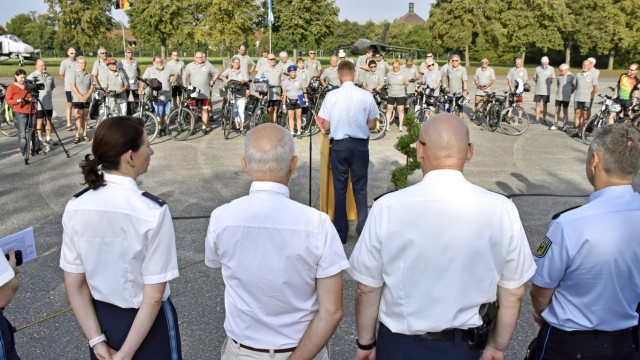 Fürstenfeldbruck: Brigadegeneral Michael Traut begrüßt die Radfahrer um 8 Uhr auf dem Appellplatz, bevor diese sich auf den Weg Richtung Herrsching machen.