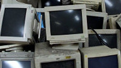 Computer-Kauf: Alte Röhrenbildschirme sind nicht nur klobig, sie fressen auch deutlich mehr Strom als Flachbildschirme.