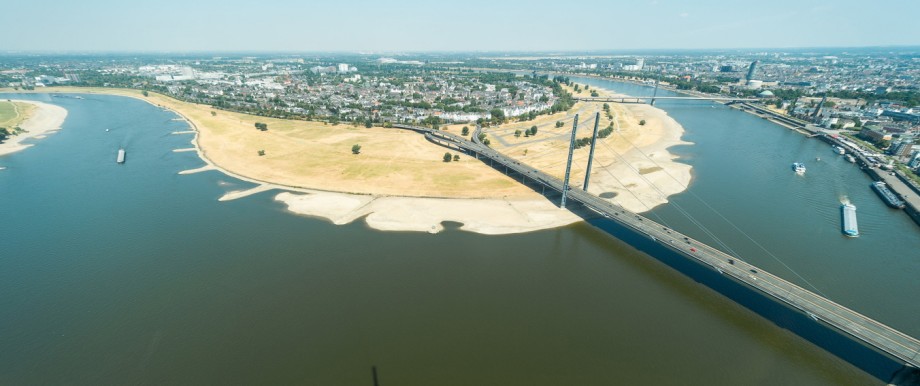 Der Rhein bei Düsseldorf während der Hitzewelle 2018