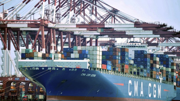 Ein Containerschiff dockt am chinesischen Hafen Qingdao an