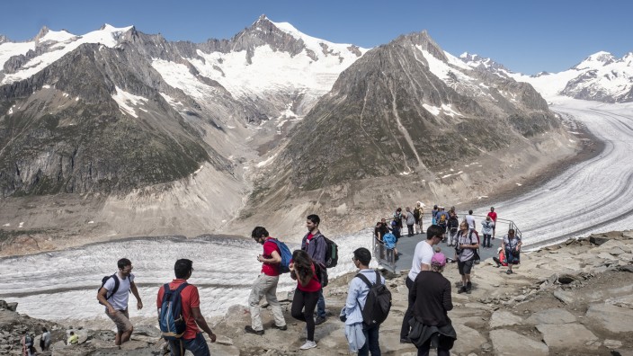 Wanderer blicken auf den Aletschgletscher in der Schweiz