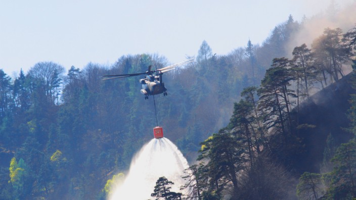 Waldbrand im Gebirge Loeschhubschrauber im Einsatz Deutschland Bayern Thumsee Bad Reichenhall