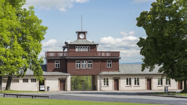 Torgebäude mit Wachturm Gittertor restauriert 2014 erstmals Orginalfarben Konzentrationslager Buc