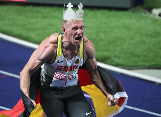 Arthur Abele feiert sein Gold im Zehnkampf bei der Leichtathletik-Europameisterschaft 2108 in Berlin