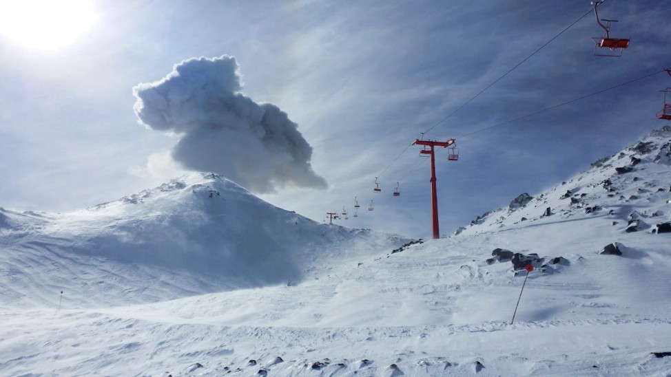 Volcano erupts near ski lift at Nevados de Chillan