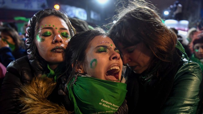 Legalisierung von Abtreibungen: Entsetzt über die Entscheidung der zweiten Parlamentskammer: Demonstrantinnen in Buenos Aires.