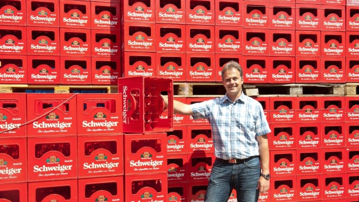 Bier: Ludwig Schweiger bekommt die Tragerl nicht gefüllt, weil es an Flaschen fehlt. Das bringt den Bierhersteller aus Markt Schwaben gehörig ins Schwitzen.