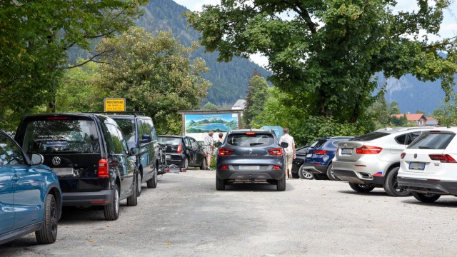 Walchensee: Zugeparkt: Vor allem an den Wochenenden im Sommer ist das Verkehrsaufkommen an den Badeseen hoch, wie hier am Walchensee.
