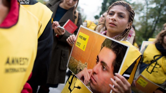 Wife of Saudi blogger sentenced to 1000 lashes continues campaign