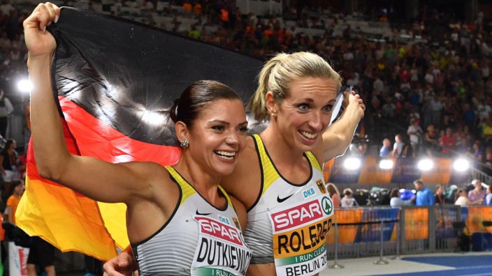 Leichtathletik-EM: Pamela Dutkiewicz und Cindy Roleder feiern ihre Medaillen.