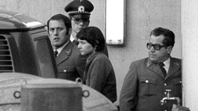 Mordfall Buback: Die ehemalige Terroristin Verena Becker wird nach dem Urteil gegen sie zurück in die Haftanstalt bringen wird (Foto vom 28.12.1977).