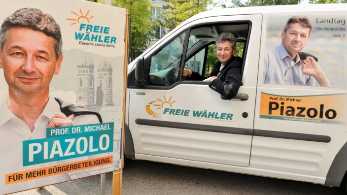 Wahlkampf der Freien Wähler: Michael Piazolo stellt die Wahlkampagne der Freien Wähler am Giesinger Bahnhofplatz vor - und ist das dominierende Gesicht auf jedem Werbemittel.