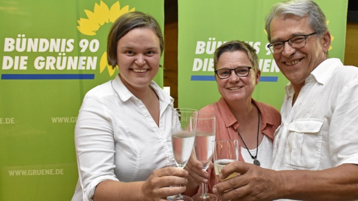 Germering: Sanne Kurz (von links), Vera Greif und Sepp Dürr freuen sich über einen diskussionsreichen und unterhaltsamen Abend.
