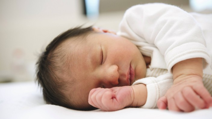 Sleeping newborn baby girl model released Symbolfoto PUBLICATIONxINxGERxSUIxAUTxHUNxONLY GEMF01538