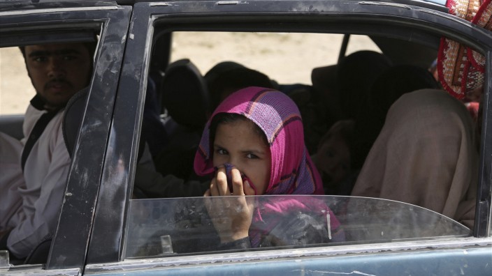 Kämpfe in Afghanistan: Diese Familie konnte aus dem umkämpften Ghasni fliehen.