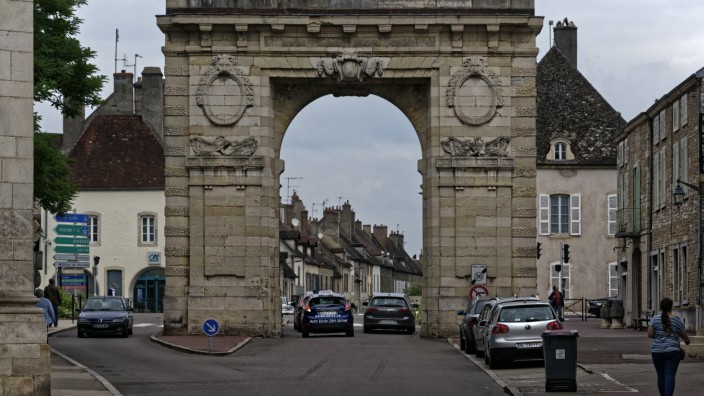In der Altstadt von Beaune Blick stadtauswärts auf die Porte St Nicolas in der Rue de la Lorraine