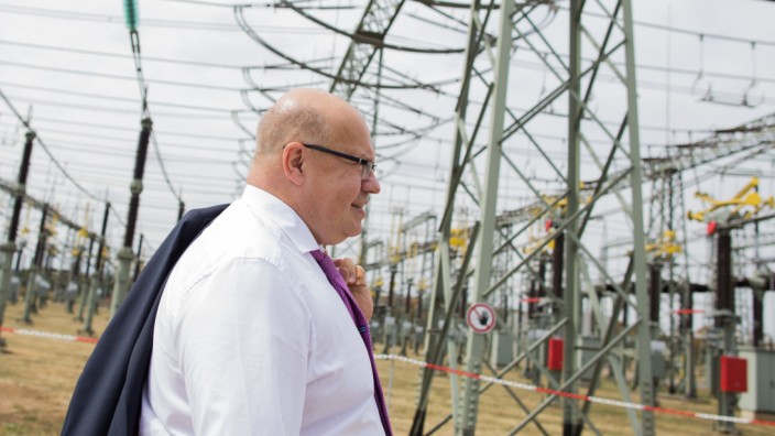 Bundeswirtschaftsminister Peter Altmaier besucht die Baustelle für eine neue Stromtrasse.