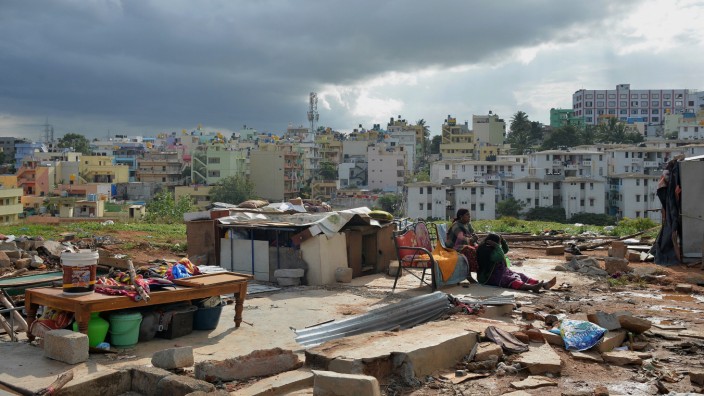 Slums: Slum-Bewohner in Bangalore, der drittgrößten Stadt Indiens. Von ihren Hütten ist nicht mehr viel übrig, nachdem die Stadt im Juli 250 solcher illegal errichteten Unterkünfte niederreißen ließ. In Bangalore leben etwa zwölf Millionen Menschen, Hunderttausende davon in Elendsvierteln.