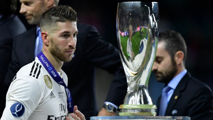 Uefa-Supercup: Nur gucken, nicht anfassen: Sergio Ramos von Real geht am Supercup-Pokal vorbei.