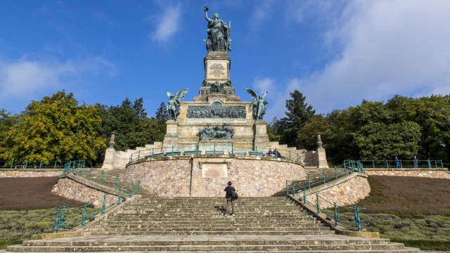 Niederwalddenkmal Germania Statue Teil des UNESCO Welterbe Oberes Mittelrheintal oberhalb des Rhe
