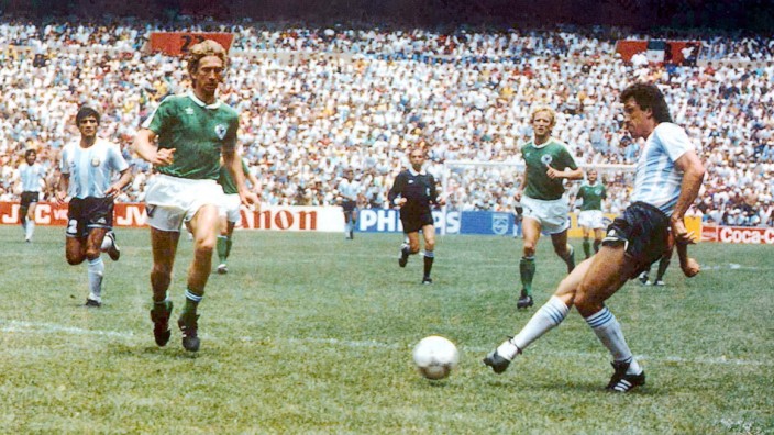 Reden wir über Geld mit Jorge Valdano: Valdano bei seinem wohl wichtigsten Tor, dem 2:0 gegen Deutschland im WM-Finale von Mexiko 1986: Heute berät er Unternehmen und schreibt Bücher.