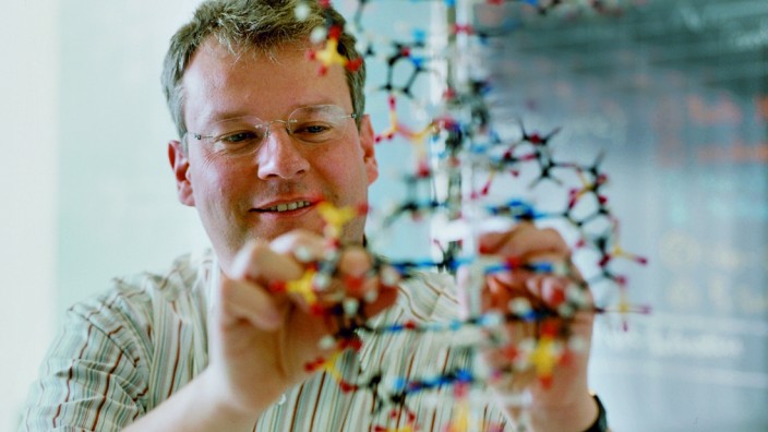 Universität München: Thomas Carell ist den Bausteinen der DNA auf der Spur. Er will den dynamischen Code der Moleküle knacken, um zu verstehen, wie vor 3,5 Milliarden Jahren das erste Leben entstanden ist.