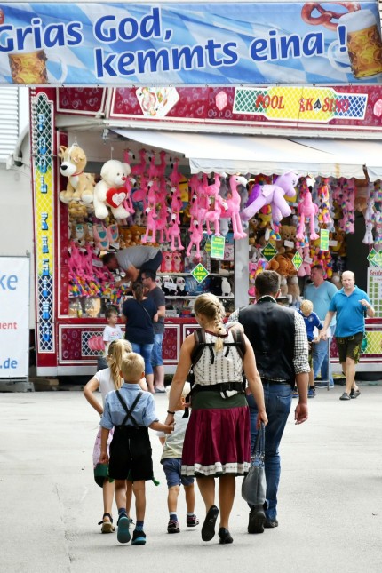 Dorfener Volksfest: Auf das Dorfener Volksefst kommen viele Besucher in Tracht.