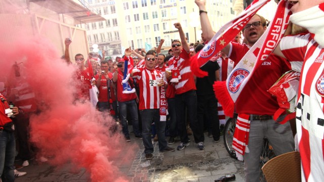 Fußball: Wenn Fans feiern, kann es schon mal laut und feurig werden - so wie 2012 vor dem Donisl am Marienplatz, beim Finale der Champions League.