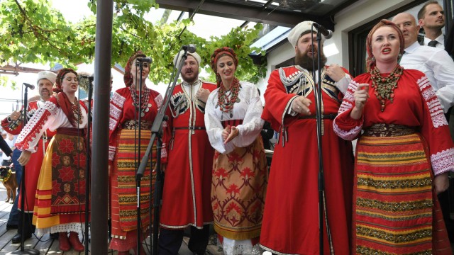 Hochzeitsgast Putin: Der Chor aus Don-Kosaken sang dem Paar einige Lieder vor.